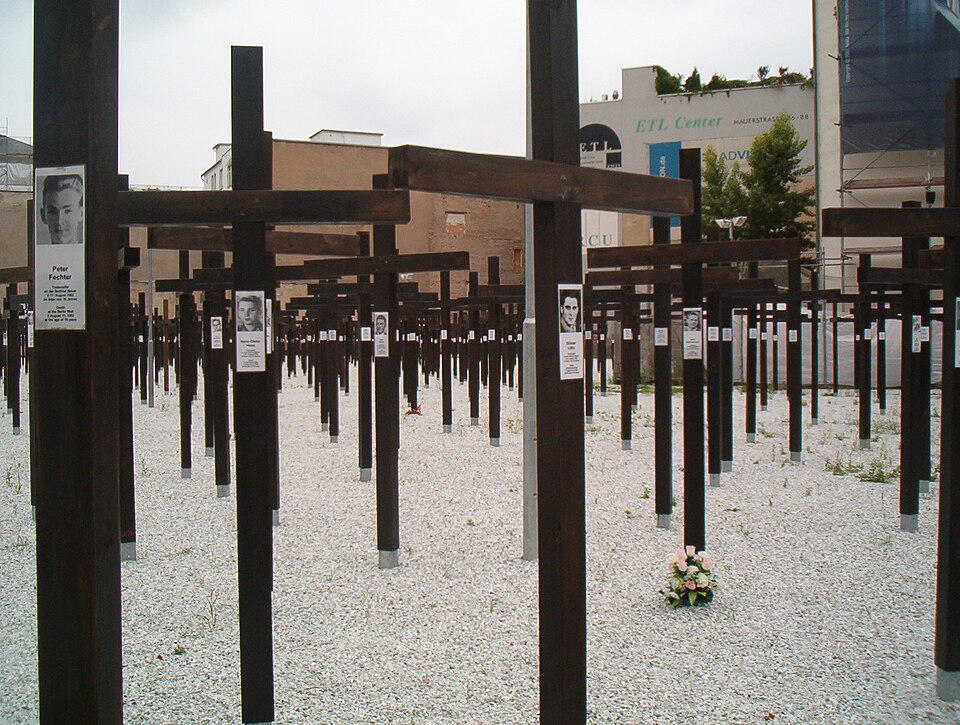 Un mémorial composé de plus de mille croix et d'un segment du Mur, dédié à ceux qui sont morts en tentant de le franchir. Ce mémorial est resté en place pendant dix mois, de 2004 à 2005.