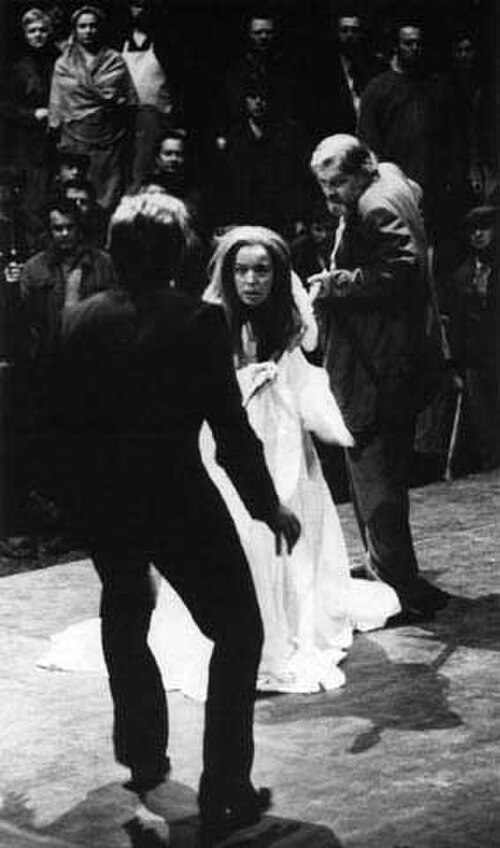 Brunnhilde affrontant Siegfried dans l'acte 2 du Crépuscule des dieux de Wagner sur le Ring du Centenaire à Bayreuth