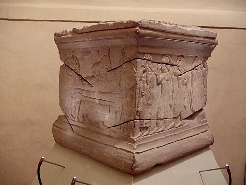 Cippus étrusque "pietra fetida" à Sarteano