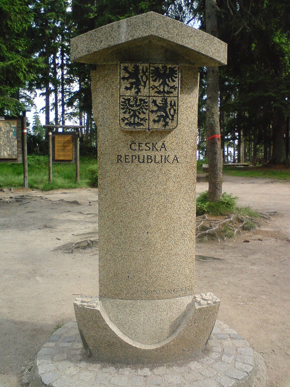 Borne frontière au tripoint de la République tchèque (au premier plan), de l'Autriche et de l'Allemagne