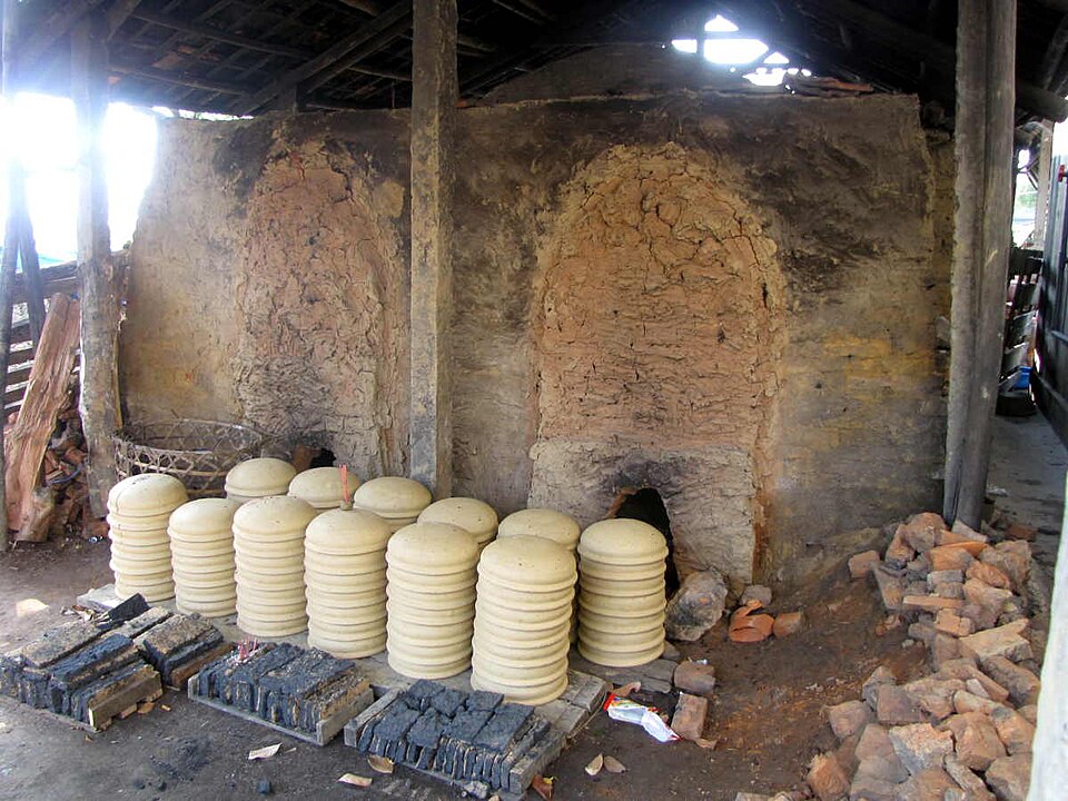 Un four à poterie alimenté au bois à Hội An, au Vietnam.