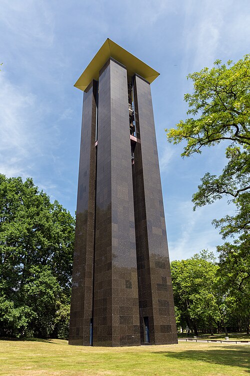 Une tour carrée et brune