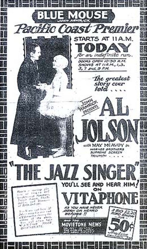 Publicité du Blue Mouse Theater annonçant la première sur la côte Pacifique de The Jazz Singer, présentée comme « la plus grande histoire jamais racontée ». Une photo des stars Al Jolson et May McAvoy accompagne un long texte promotionnel, notamment le slogan « Vous le verrez et l'entendrez sur Vitaphone comme vous ne l'avez jamais vu ou entendu auparavant ». En bas se trouve l'annonce d'un journal télévisé d'accompagnement.