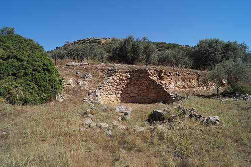 Ruines de la tombe à tholos de Kazarma [de] (vers 1500 av. J.-C.) montrant la technique de la ruche mycénienne