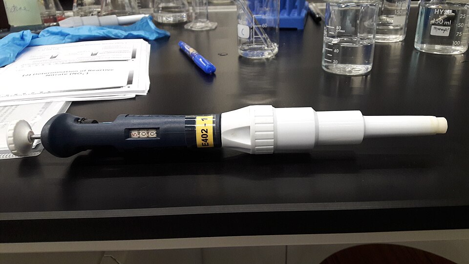 Une pipette de 5 000 μL (5 mL), avec le volume à transférer indiqué. 500 signifie que la quantité transférée est de 5 000 μL.