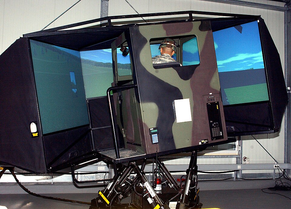 Un soldat teste un simulateur de conduite de véhicule lourd.