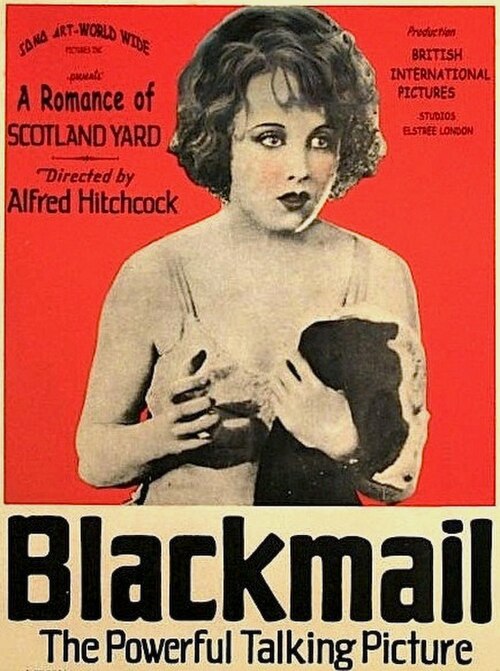 Publicité pour le film Blackmail, dans laquelle une jeune femme en lingerie tient un vêtement sur un bras et regarde vers la caméra. Le texte qui l'entoure décrit le film comme « Une histoire d'amour avec Scotland Yard » et « Le film parlant puissant »