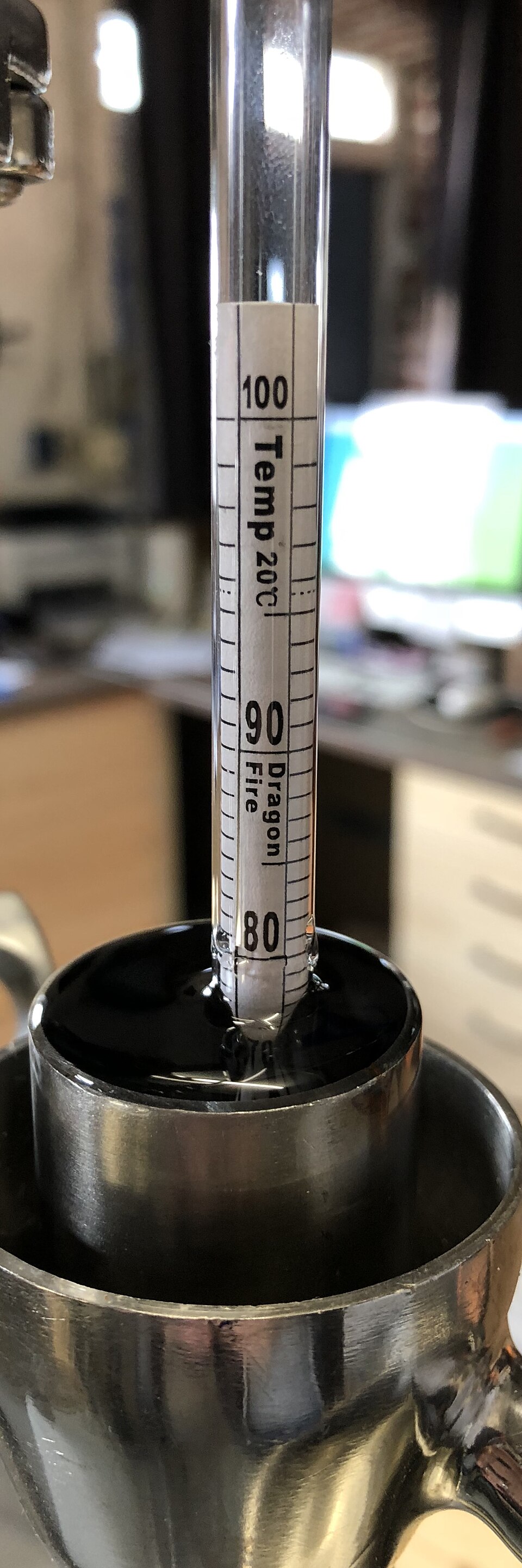 Alcoomètre servant à mesurer la concentration d'éthanol dans un mélange eau/éthanol, représenté par la « tête de perroquet » d'un alambic.