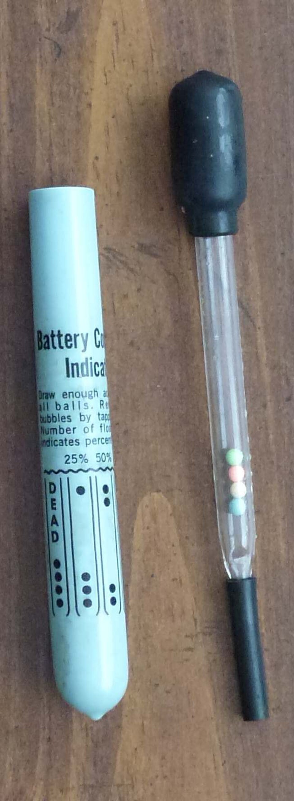 Indicateur d'état de la batterie permettant de mesurer la densité de l'électrolyte dans une batterie au plomb-acide, indiquant son état de charge (~1985)
