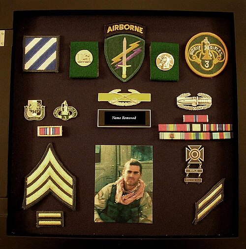 Une boîte à ombres pour un soldat de l'armée américaine qui a servi pendant la guerre en Irak