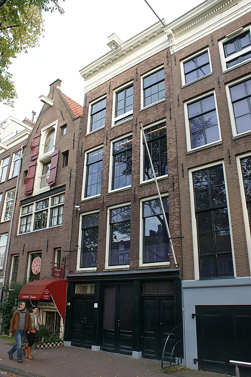 La maison d'Anne Frank et les maisons voisines au bord des canaux d'Amsterdam