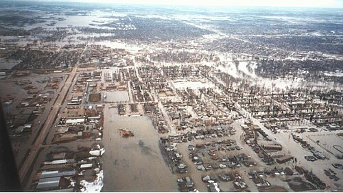 Vue aérienne des eaux de crue dans toute la ville de Grand Forks, dans le Dakota du Nord