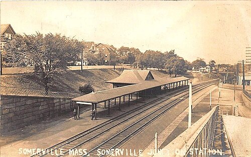 Carte postale d'une gare souterraine avec un petit bâtiment de dépôt