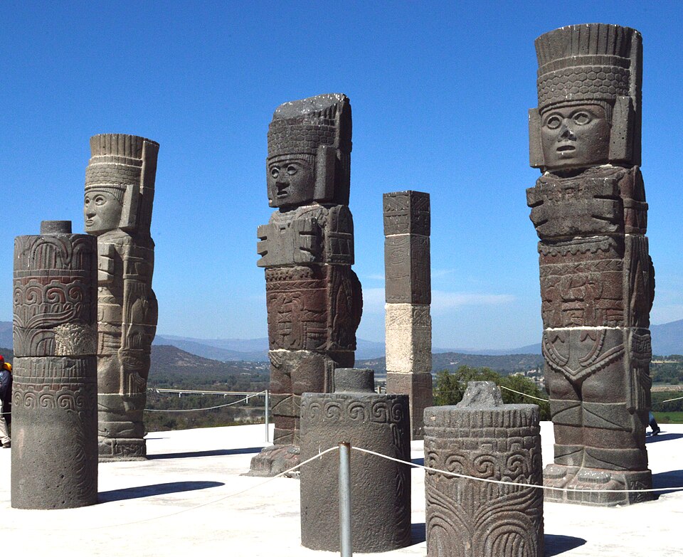 Les figures atlantes et les tambours de colonnes restants en forme de serpents à plumes à Tula. À l'origine, ils servaient de support au toit d'une structure au sommet de la pyramide B.