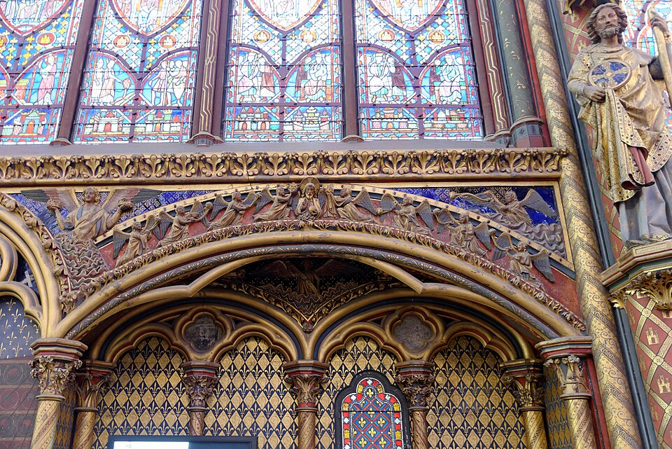 Sculpture au-dessus de l'alcôve du Roi, chapelle supérieure (XIIIe siècle)