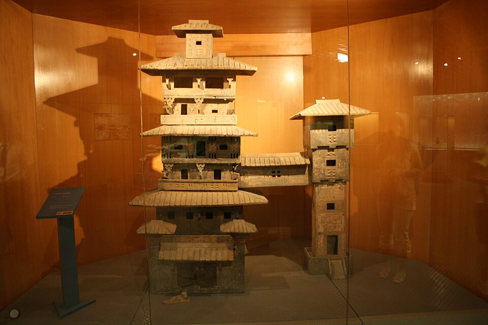 Maquette en terre cuite de deux tours résidentielles, réalisée sous la dynastie Han en Chine.