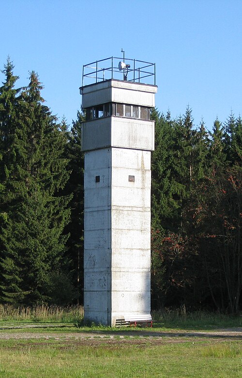 Le BT-9 (Beobachtungsturm-9), une tour d'observation de 9 m (30 pieds) de haut introduite au milieu des années 1970 comme un remplacement plus stable du BT-11[citation nécessaire]