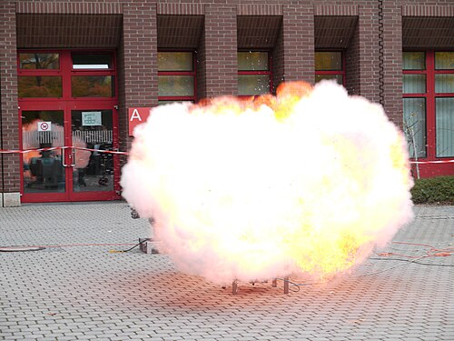 Un nuage de farine s'enflamme