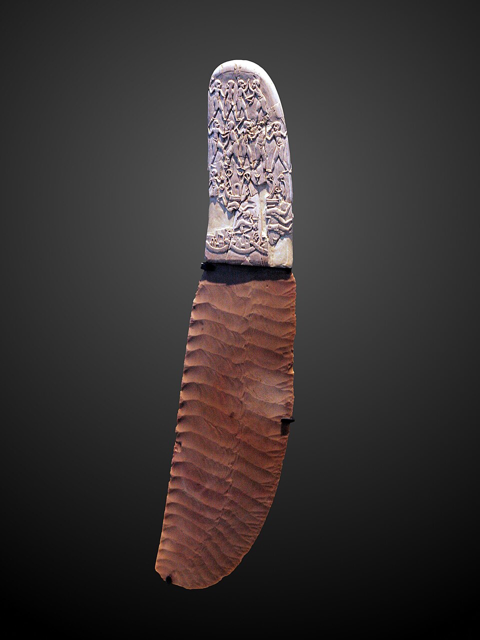 Couteau de Gebel el-Arak ; 3300–3200 av. J.-C. ; manche : ivoire d’éléphant, lame : silex ; longueur : 25,8 cm