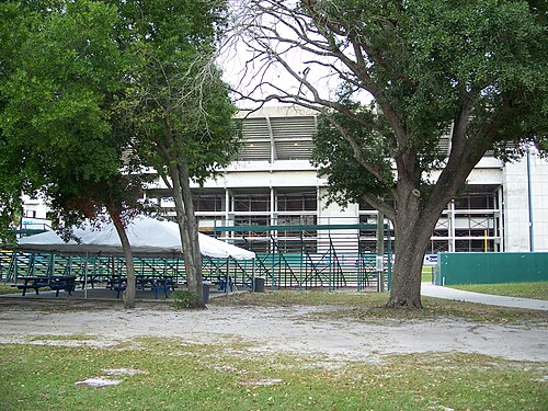 Vue depuis Tampa Ave le long de la ligne Left Field.