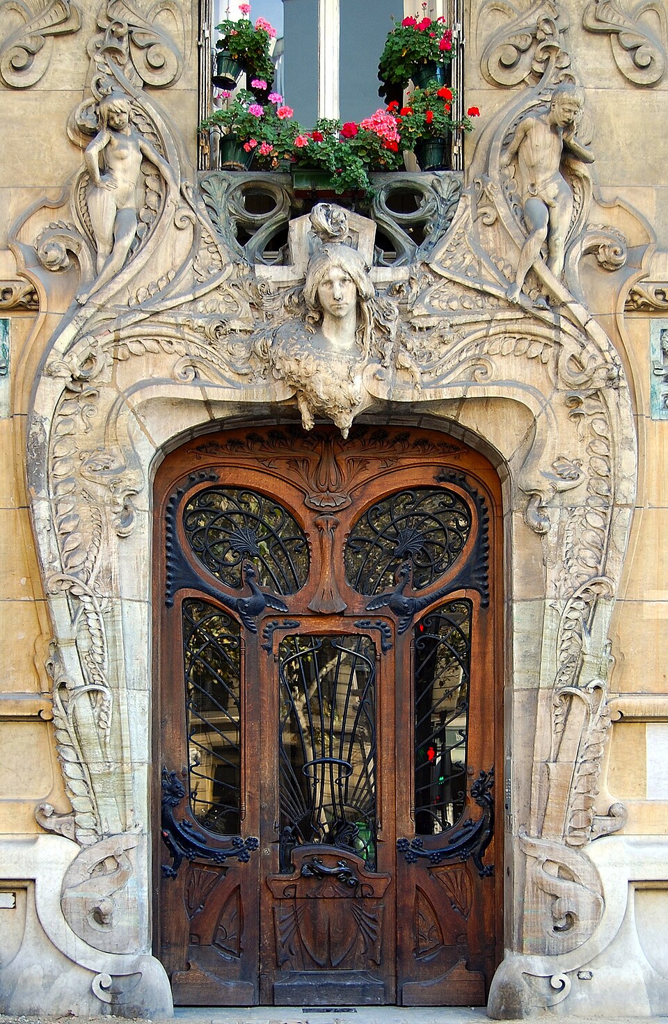Porte d'entrée du bâtiment Lavirotte, avec des sculptures en céramique de Jean-Baptiste Larrivé [fr]