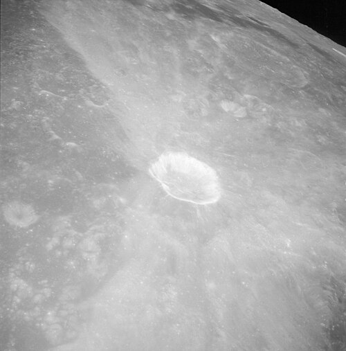 Système de rayons asymétriques autour du cratère lunaire Proclus (image d'Apollo 15)