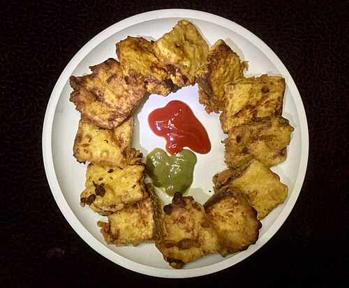 Pakora au pain, préparé en faisant frire des tranches de pain enrobées de farine de pois chiches