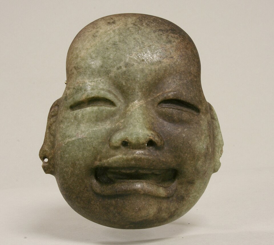 Masque ornemental ; Xᵉ siècle av. J.-C. ; serpentine ; hauteur : 9,2 cm, largeur : 7,9 cm, profondeur : 3,2 cm ; Metropolitan Museum of Art (New York)