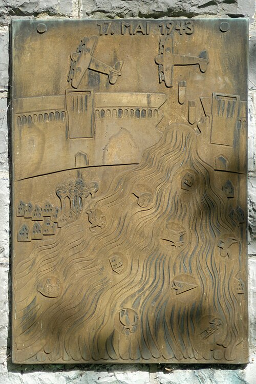 Plaque sur le monument aux victimes allemandes du bombardement du barrage de la Möhne, appelé ici la Möhnekatastrophe