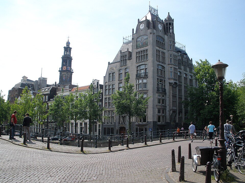 Bâtiment Astoria à Amsterdam par Herman Hendrik Baanders et Gerrit van Arkel (1905)