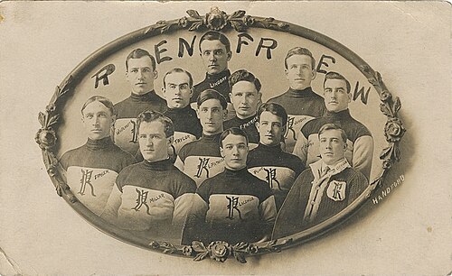 Carte postale d'une ancienne équipe de hockey sur glace. Les joueurs sont représentés à partir de la taille et portent un pull avec le logo de l'équipe.
