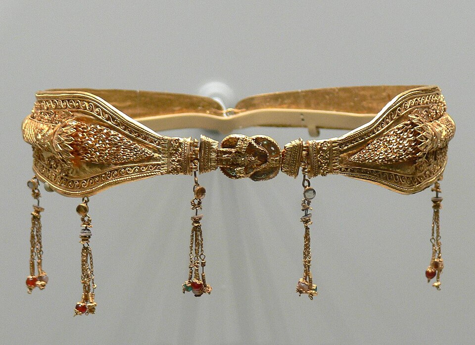 Diadème en or. Grec, probablement fabriqué à Alexandrie, en Égypte, et ayant appartenu à une noble dame de la dynastie ptolémaïque (220-100 av. J.-C.) : le fermoir est en forme de nœud d’Héraclès.