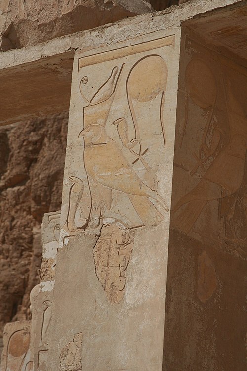 Deux images de Wadjet apparaissent sur ce mur sculpté du temple funéraire d'Hatchepsout à Louxor.