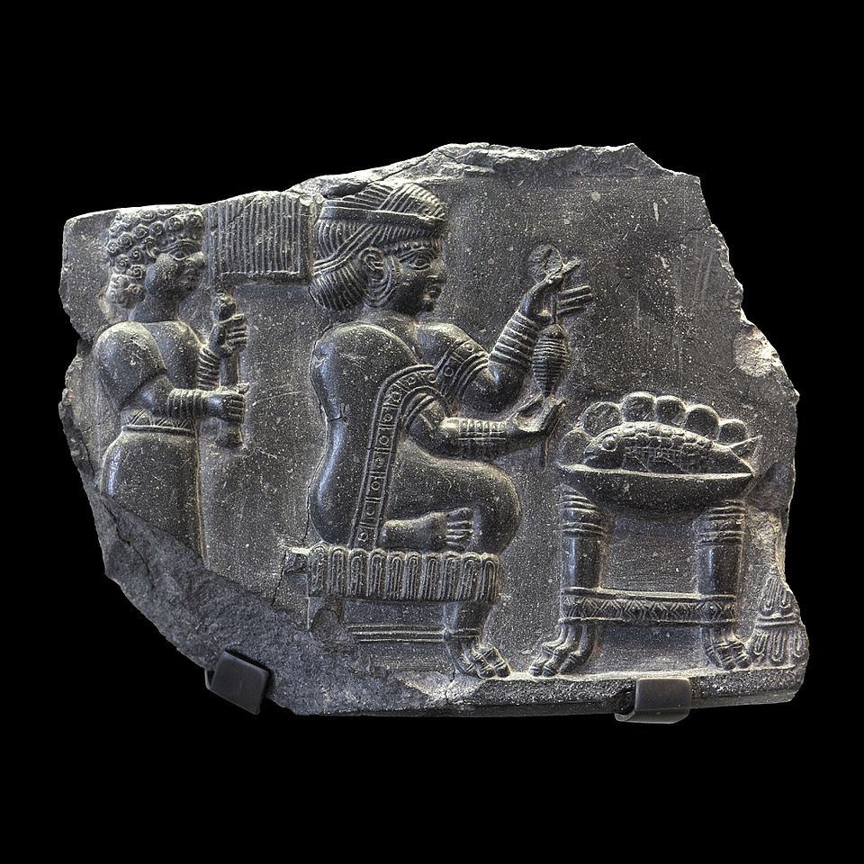 Femme filant, éventée par une servante avec un poisson entier sur la table, 700-550 av. J.-C., période néo-élamite à Suse