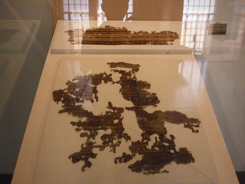 Le linceul de Banton, le plus ancien exemple connu d'ikat de chaîne en Asie du Sud-Est, est exposé au Musée national des Philippines. Ce tissu a très probablement été fabriqué par les populations autochtones asiatiques du nord-ouest de Romblon.