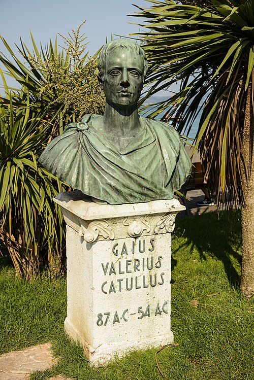 Photographie d'un buste en bronze d'un homme. Il repose sur un socle en pierre sur lequel sont inscrits les mots « Gaius Valerius Catullus 87–54 apr. J.-C. ».
