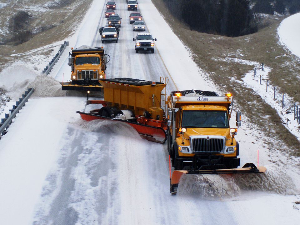 Des camions déneigent une autoroute du Missouri