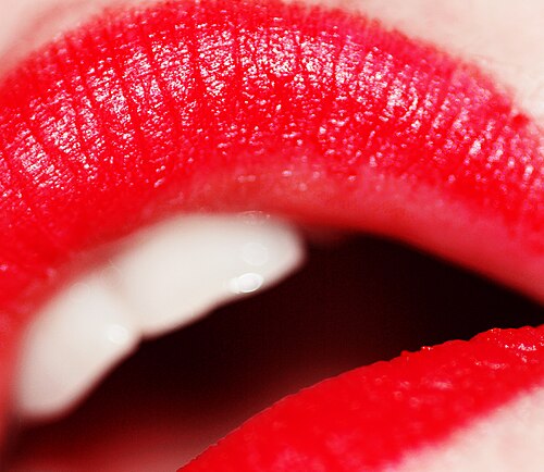 Le rouge à lèvres rouge est utilisé par les femmes comme cosmétique depuis l'Antiquité. Il était porté par Cléopâtre, la reine Elizabeth I et des stars de cinéma comme Elizabeth Taylor et Marilyn Monroe.