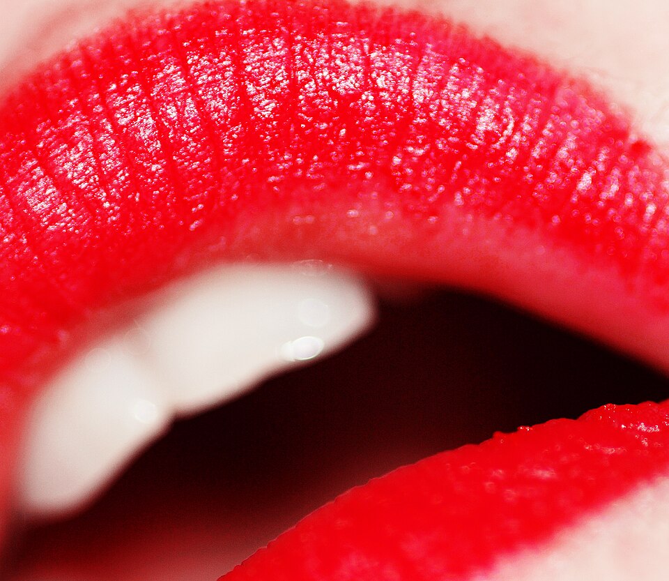 Le rouge à lèvres rouge est utilisé par les femmes comme produit cosmétique depuis l'Antiquité. Il était porté par Cléopâtre, la reine Élisabeth Ire et des stars de cinéma comme Elizabeth Taylor et Marilyn Monroe.
