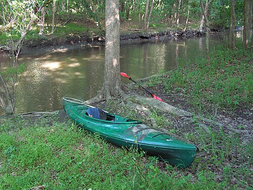 Photo d'un kayak monoplace assis sur terre