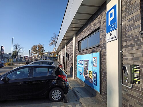 Borne de recharge pour véhicules électriques sur le mur d'Aldi à Tomaszów Mazowiecki, Pologne