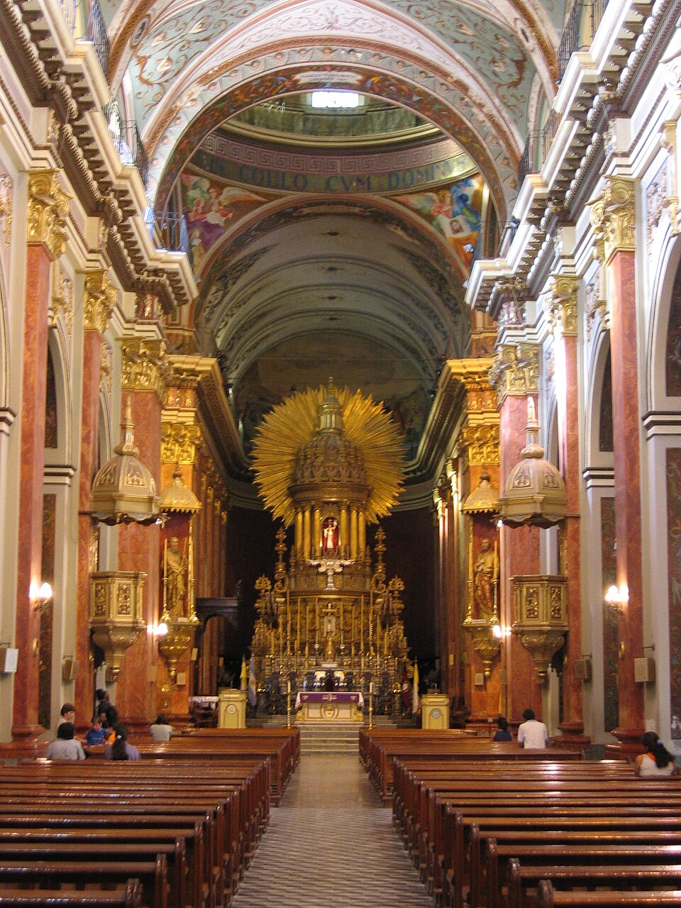 À l'intérieur de la cathédrale