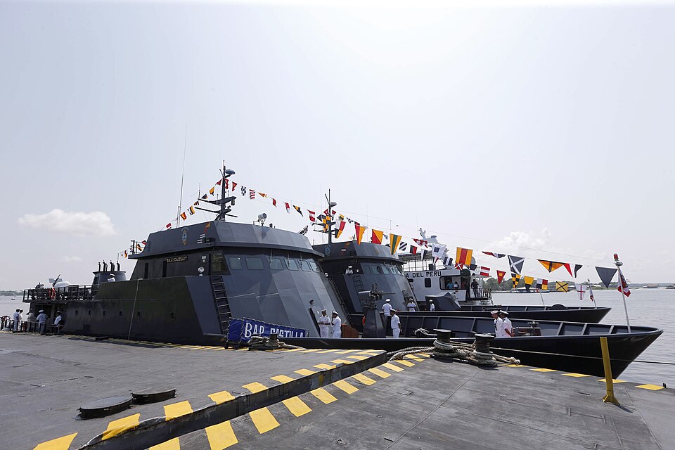 BAP Clavero et BAP Castilla amarrés à la base navale d'Iquitos