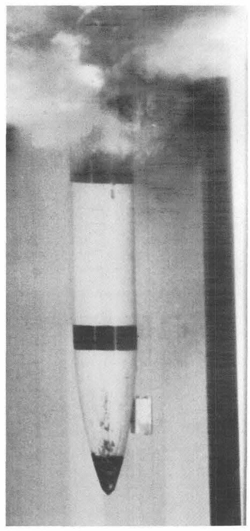 Image à grande vitesse du pénétrateur Pershing II alors qu'il quittait la bouche d'un canon utilisé pour les tests de pénétration. La vitesse était de 1 795 pieds par seconde à ce moment-là