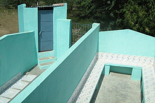 Urinoirs extérieurs dans une école pour garçons (à gauche) et filles (à droite) au Tamil Nadu, en Inde