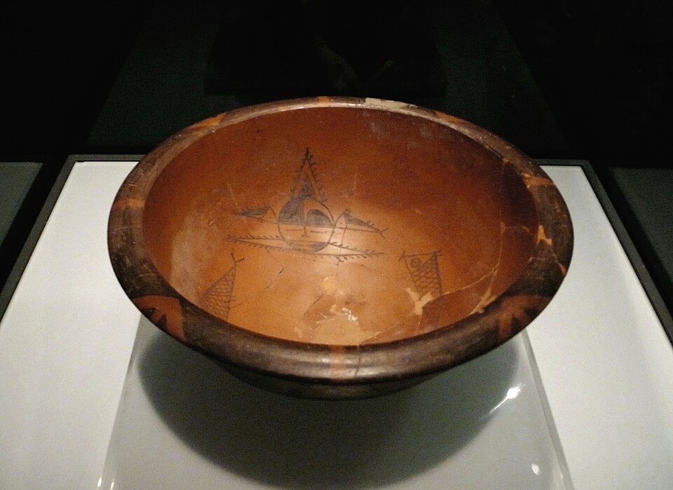 La première utilisation documentée du cinabre, ou vermillon, pour décorer la poterie en Chine remonte à la culture de Yangshao (5000-4000 av. J.-C.). Ce bol provient du village de Banpo, dans la province du Shaanxi, en Chine.