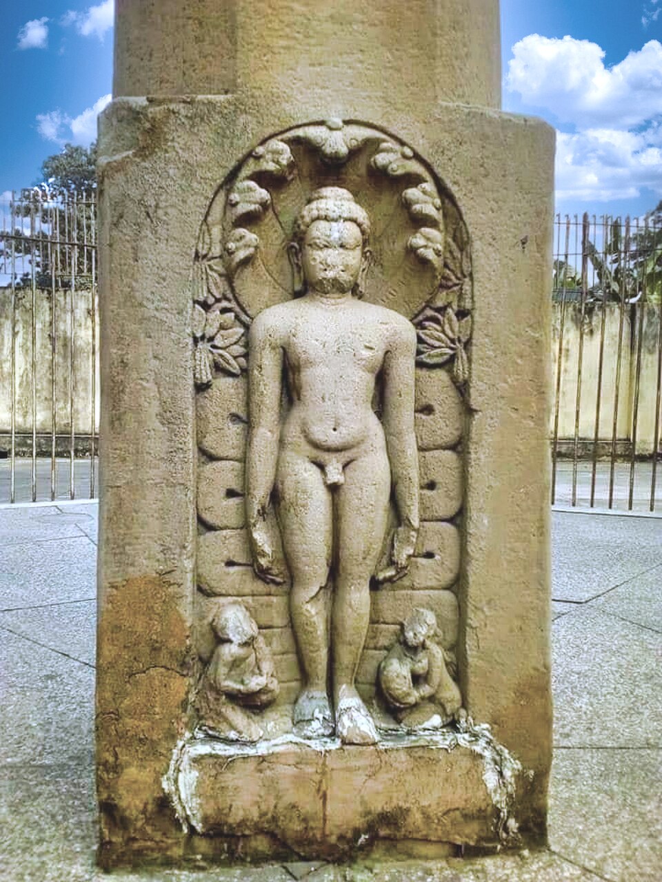 Relief de Pārśvanath sur le pilier de Kahaum, Ve siècle