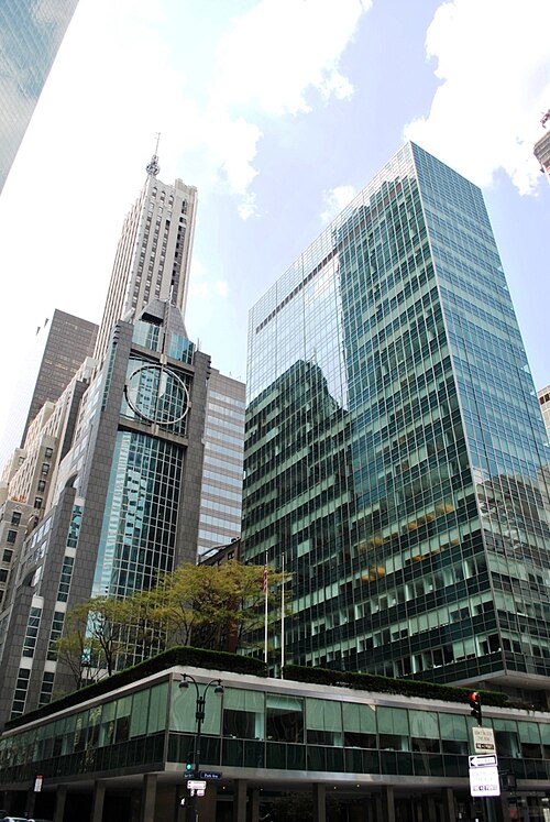 Lever House tel qu'il est vu en 2014. La tour principale se trouve à droite, tandis que la base de trois étages du bâtiment occupe le premier plan. Plusieurs autres bâtiments sont visibles à gauche.