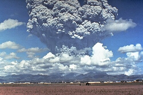 Un énorme nuage de cendres, vu de loin