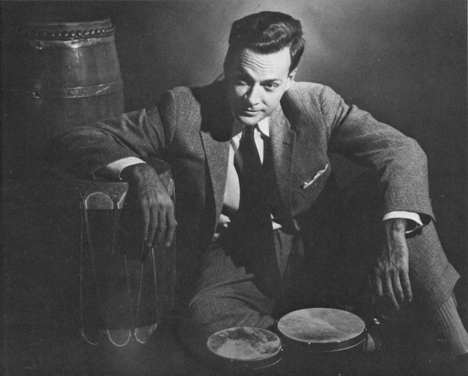 Feynman assis par terre, entouré de tambours.